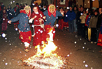 Sprung übers Feuer
